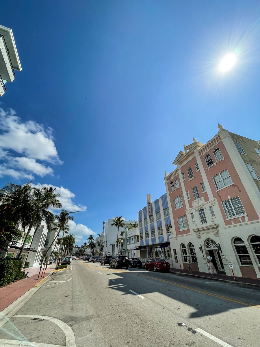 Good Morning Miami from our street on Collins🌴
#CUsoon