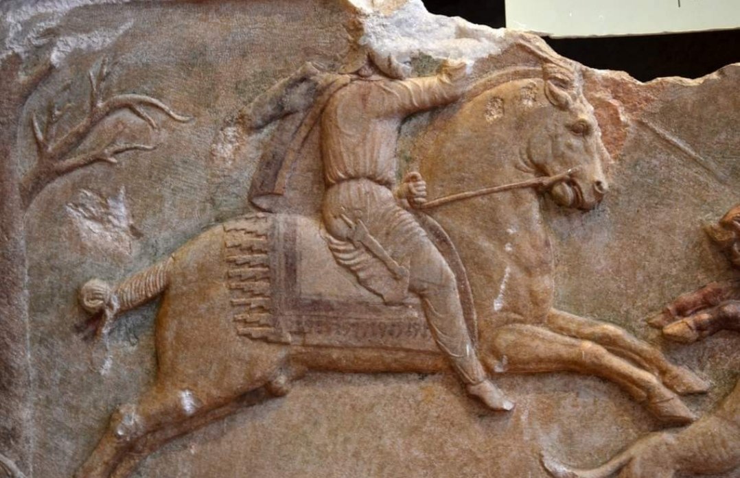 Altıkulaç Lahti - MÖ 5.yy Belinde Akinak'ı kuyruğu düğümlü atıyla bir İskit-Türkü. Altıkulaç Köyü / Çingene Tepe / Çan-Çanakkale. —Semra Bayraktar Profesyonel Turist Rehberi.