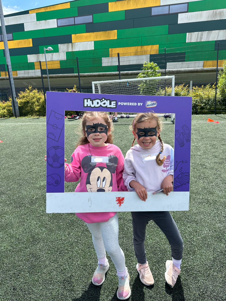 rshortfaw's tweet photo. Over 100 girls in attendance at todays Huddle Unite Festival in Bridgend, delivered brilliantly by @CoityGfc.
A fantastic turn out and smiles all around! A huge well done to everyone involved ππΌππΌππΌ
#FAW #FAWGrassroots #Huddle #Huddleunite #girlsfootball https://t.co/Cz7TCotgzq