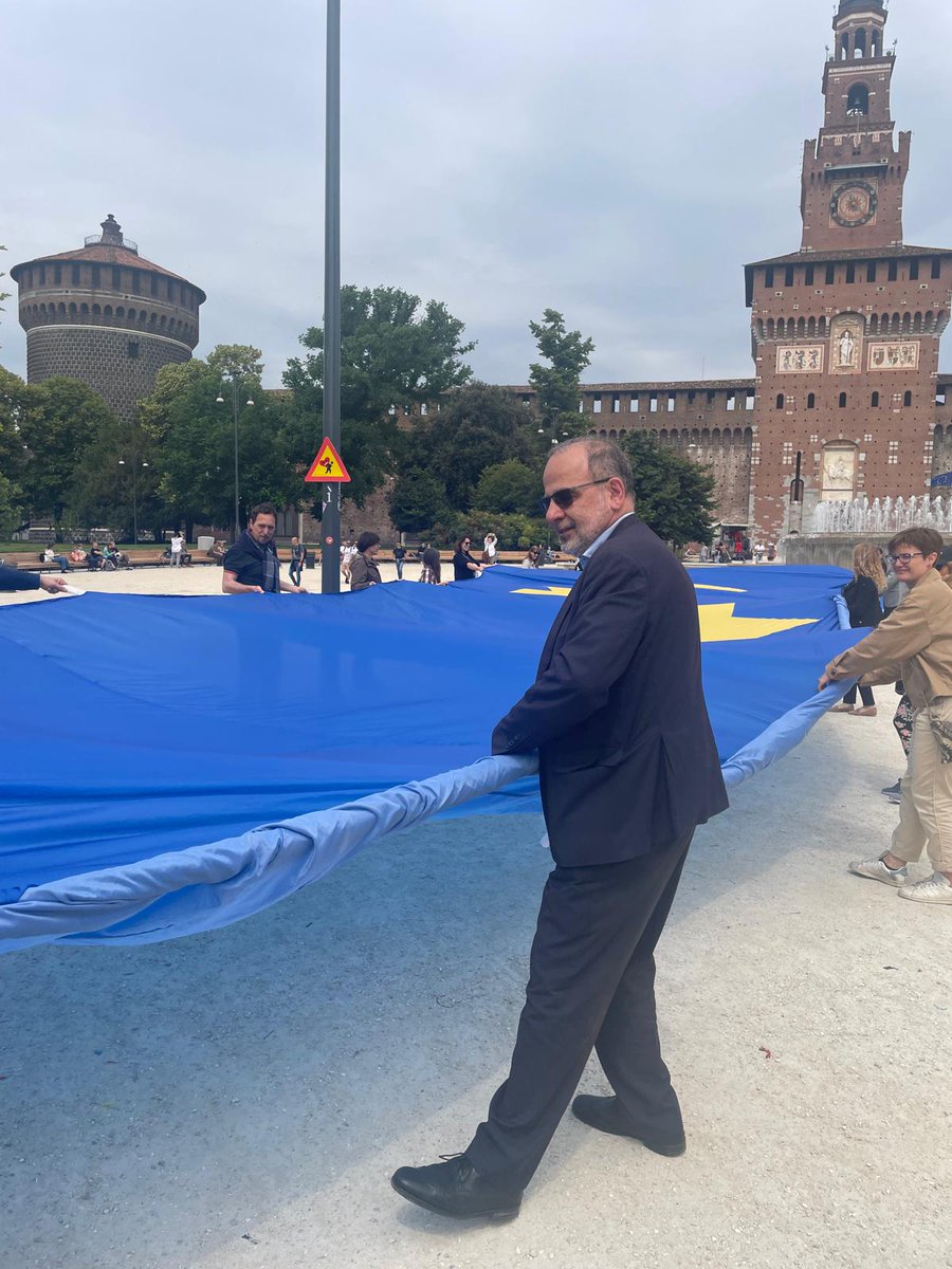 aclilombardia's tweet image. #flashmob - Tra i presenti anche Luca Jahier, candidato PD (Circoscrizione Nord Ovest) alle prossime #elezionieuropee Presidente del Comitato economico e sociale europeo (Cese) @EU_EESC, dal 2018 al 2020, e gia' Responsabile Dipartimento Relazioni Internazionali Acli @LJahierEU