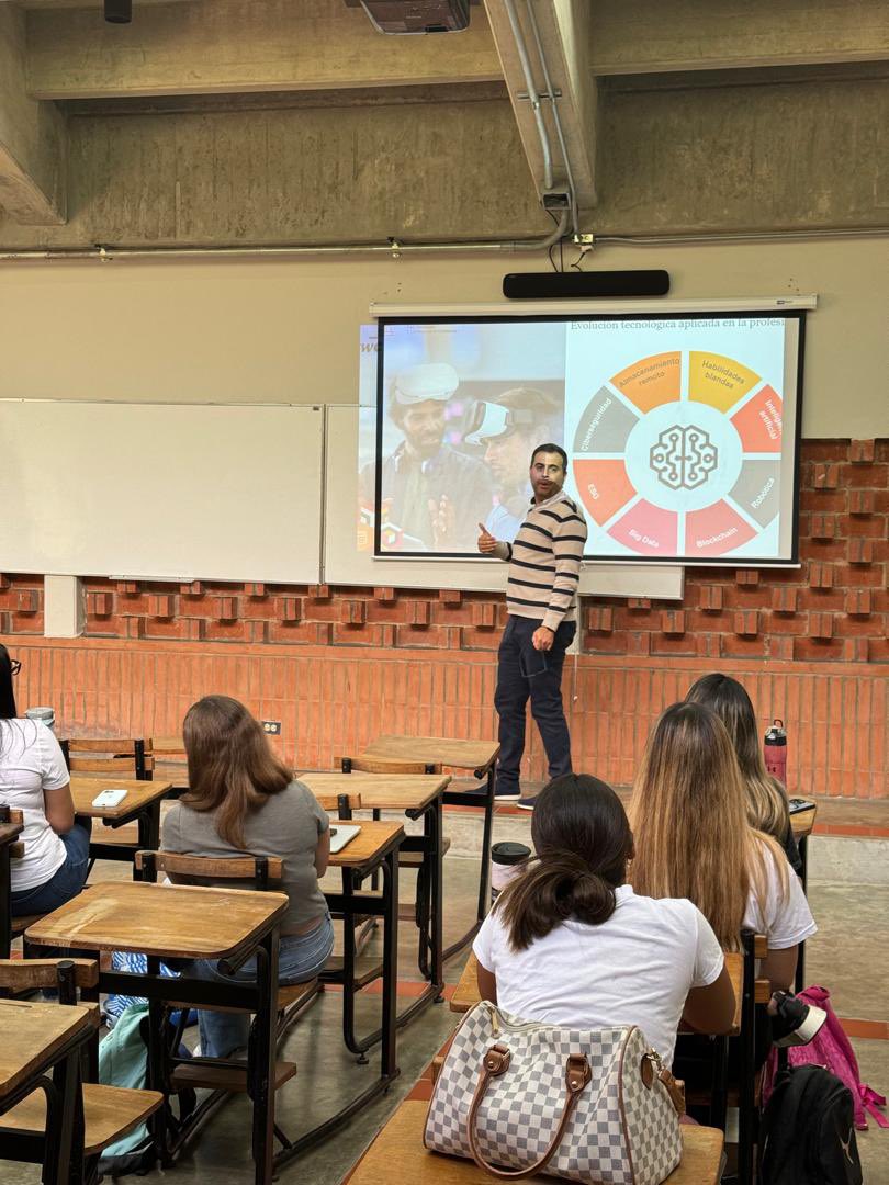 emazutiel's tweet photo. Ayer compartí con estudiantes de la @Unimet y hablamos sobre las habilidades que desde ya son necesarias para los contadores públicos, una carrera donde la tecnología y los componentes de ESG (Environmental, Social and Governance) son esenciales @PwC_Venezuela https://t.co/NtglKpyWjA