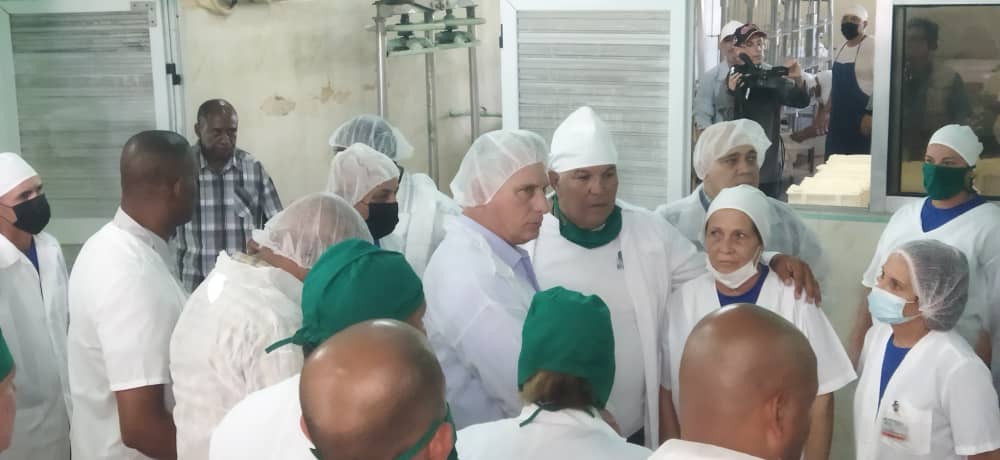 escambraycu's tweet photo. El director de la UEB Productos Lácteos Mérida explicó a @DiazCanelB  que la fábrica prioriza la producción del queso Mérida, el Fundido, Blanco y el Primavera, así como yogur, mantequilla, dulce de leche fluída, natiflan, entre otros surtidos (📸 @RadioSSp ) @PresidenciaCuba https://t.co/IUuBzE9dL3