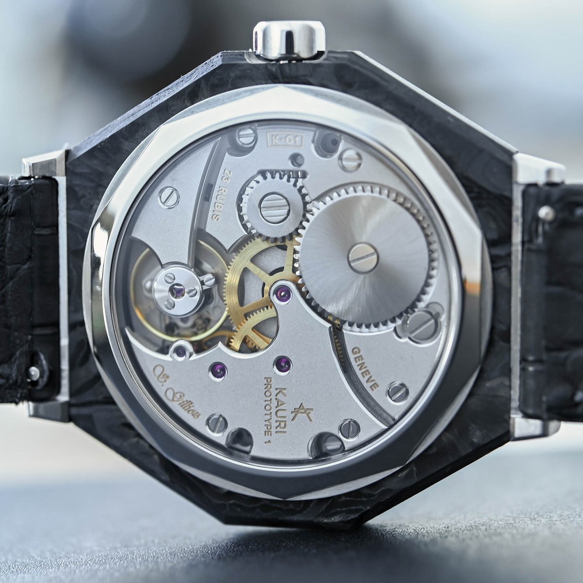 A carbon-clad regulator with jumping hours and retrograde minutes – now that’s a lot of horological fun in a single watch. 😯 Meet the Kauri Régulateur Carbone! 🔎 monochrome-watches.com/kauri-regulate… #watchmaking