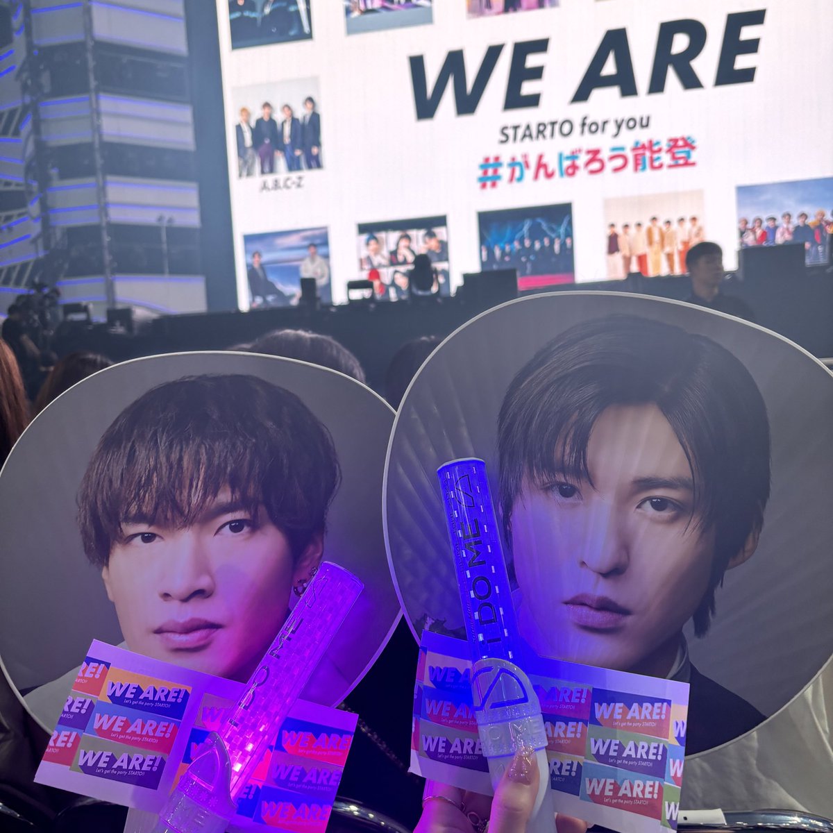 sm_9__'s tweet photo. ウィア魂行ってきました！！
まさかの8列目で近すぎて語彙力失いました、、倍率高すぎる公演なのにこんな最高すぎる席が当たるなんて、、
みんな最高にかっこよかった🥺💗
生配信にちゃっかり映り込んでました😂

 #WEARE_STARTO
@we_are_starto 
@SN__20200122 https://t.co/WodkJeiDRd