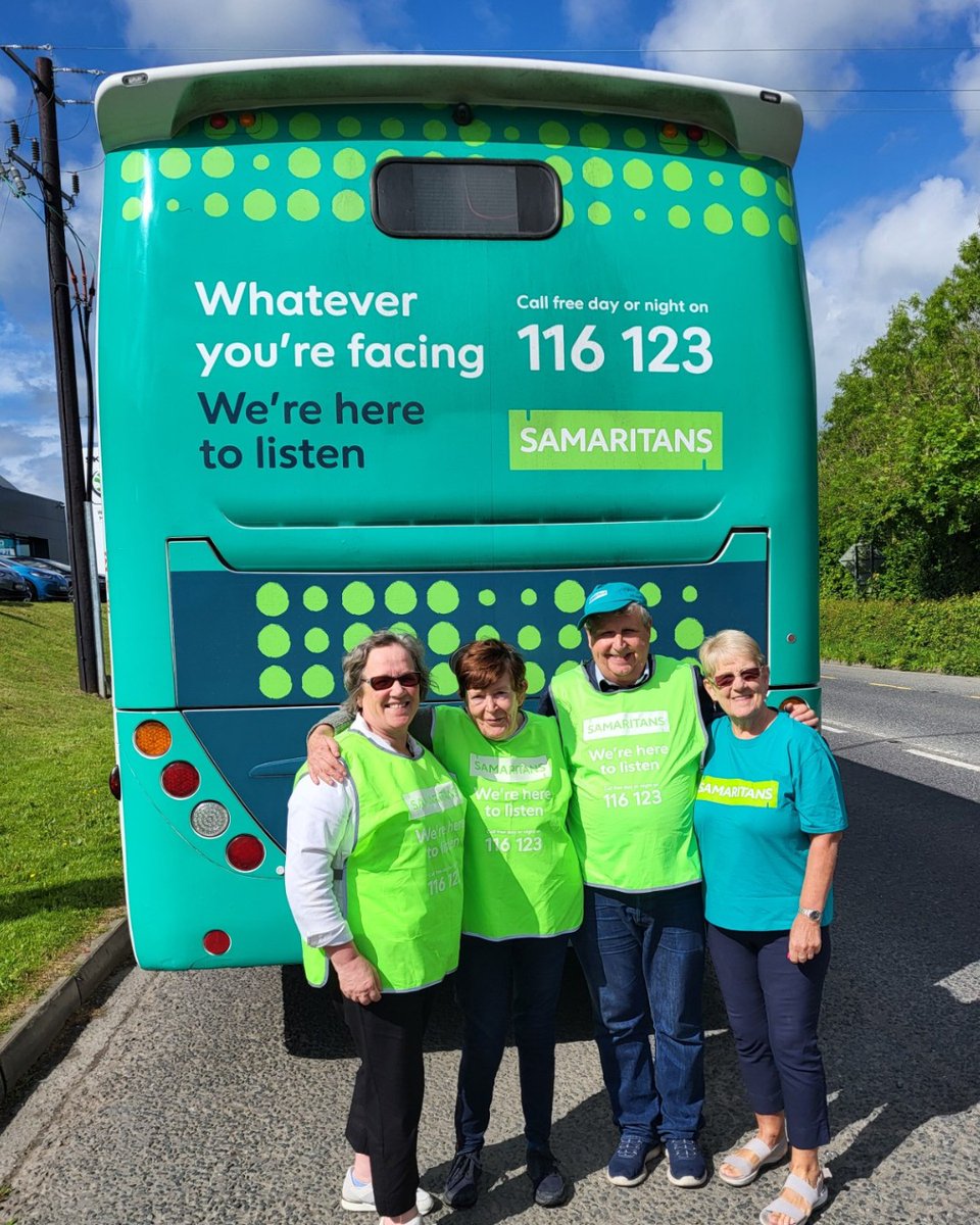 🚌 Have you spotted Samaritans coaches on Dundalk-Dublin roads recently? Pictured here with some of our Drogheda & North East volunteers, we're delighted to be spreading awareness of our helpline in these communities 💚 #Dundalk #Dublin #Drogheda @droghedasams