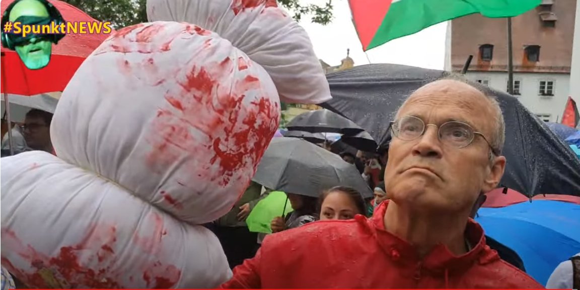 Bronx58's tweet photo. Dr. Daniel #Langhans (mit Bettlaken) in Memmingen bei der #FreePalestine Demo. Es sind natürlich auch andere #Querdenker vor Ort. Es gibt Kuchen auf #Spendenbasis.
#Querdenken #FckHamas #Memmingen #Querspenden https://t.co/HDF7t58lT2
