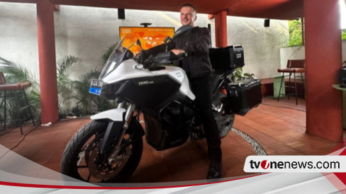 tvOneNews's tweet image. Pria Slovakia ini Jadi Orang Pertama Menjelajahi Dunia dengan Motor Listrik Plat B, Mulai dari Jakarta, Gunung Bromo, Hingga…: Seorang pria asal Slovakia yang telah lama menetap di Jakarta, Roman Nedielka berhasil menjelajahi dunia dengan menggunakan… dlvr.it/T7c31s