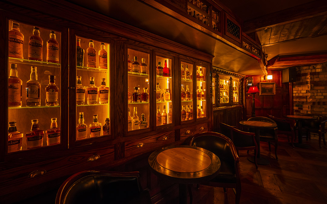 𝗔 𝗡𝗘𝗪 𝗪𝗛𝗜𝗦𝗞𝗘𝗬 𝗘𝗫𝗣𝗘𝗥𝗜𝗘𝗡𝗖𝗘!

If you are in the Kingdom of Kerry on your travels this may well be something worth a visit.

Killarney's The Pig’s Lane Whiskey Parlour brings connoisseurs of all levels on an exceptional and immersive whiskey-tasting journey,