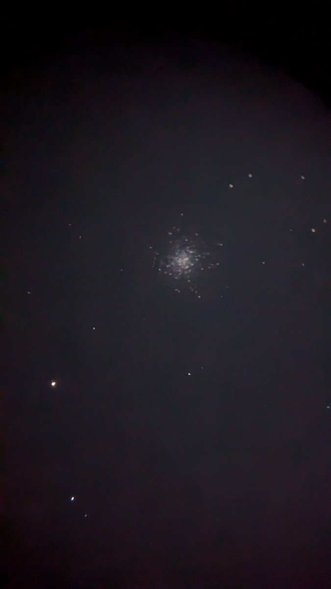 glen_smith77's tweet photo. 球状星団撮った！もやっとしてるけど、ちゃんと星の集まりってことはわかるね！ちなみにこれはM13で、全天一美しい球状星団と言われてるらしい。 https://t.co/HmHbXdgZtD