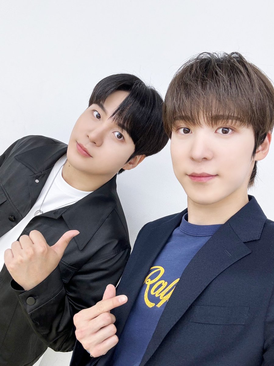 ATEEZofficial's tweet image. [📷] 모비딕 &apos;인기인가요 시즌2&apos; Behind Photo

미모가 열일 중인 윤호X종호 투호즈가
쉽고 빠르게 알려주는 #BOUNCY 강의📌
앵무새 창법 #미미미누 스타일을 얹어
매운맛 3단계 완성한 청양고추 바이브😎🔥

#인기인가요 
#ATEEZ #에이티즈
#GOLDENHOUR #GOLDENHOUR_Part1 #WORK