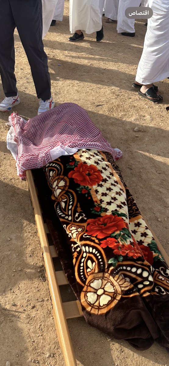 #ما_اجمل_بر_الوالدين
اليوم في مقبرة شمال الرياض ابن جزاه الله خير يغطي بشماغه راس والدته المتوفية من الشمس قبل دفنها ( يخاف عليها من حرارة الشمس وهي متوفية كيف لو كانت على قيد الحياة )
اللهم اجعلنا بارين بوالدينا في حياتهم وبعد وفاتهم 💔