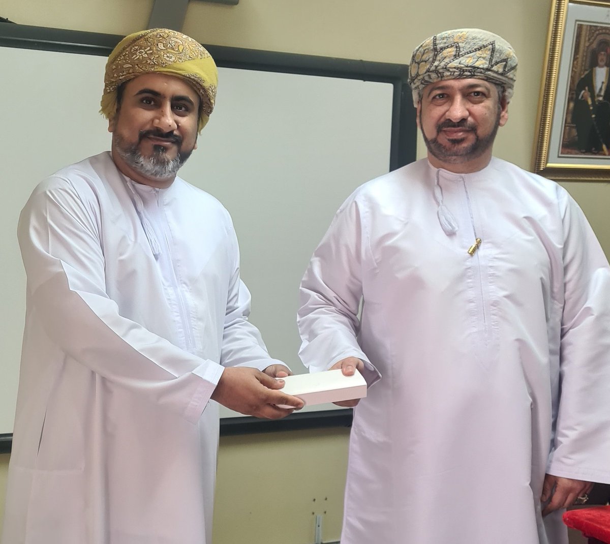 EduGovSbt3311's tweet photo. قام الأستاذ/علي الفارسي مدير المدرسة بتكريم المعلمين المنظمين والمشاركين في مبادرة *المراجعة النهائية* بالتعاون مع اللجنة الثقافية بفريق التضامن
٢ https://t.co/PTz5NC1XUy