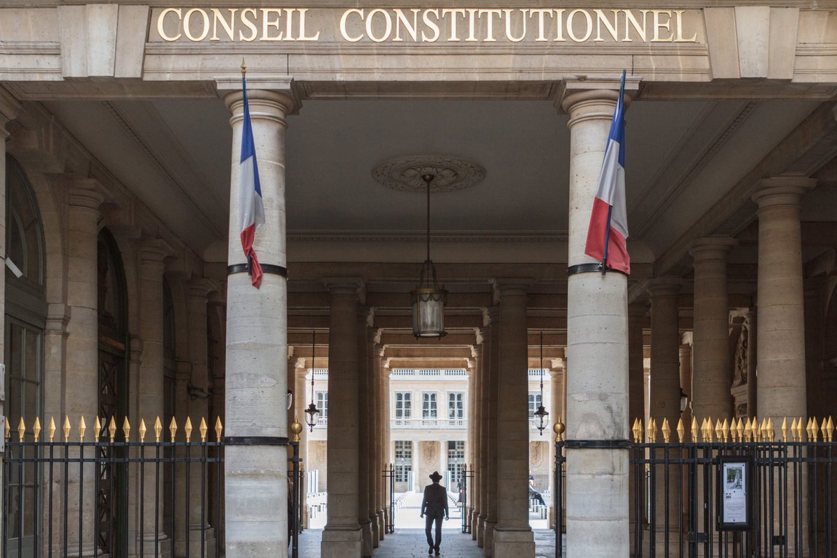 StephaneRozes's tweet photo. Le Conseil. constitutionnel œuvre contre la nation et la 
République.
Il offre l’aide juridictionnelle aux clandestins, des hors la loi.Cherche t-il le chaos ? La montée des extrêmes ? ⁦@Conseil_constit⁩ #nation #republique #immigration https://t.co/YVSU0rWOXj