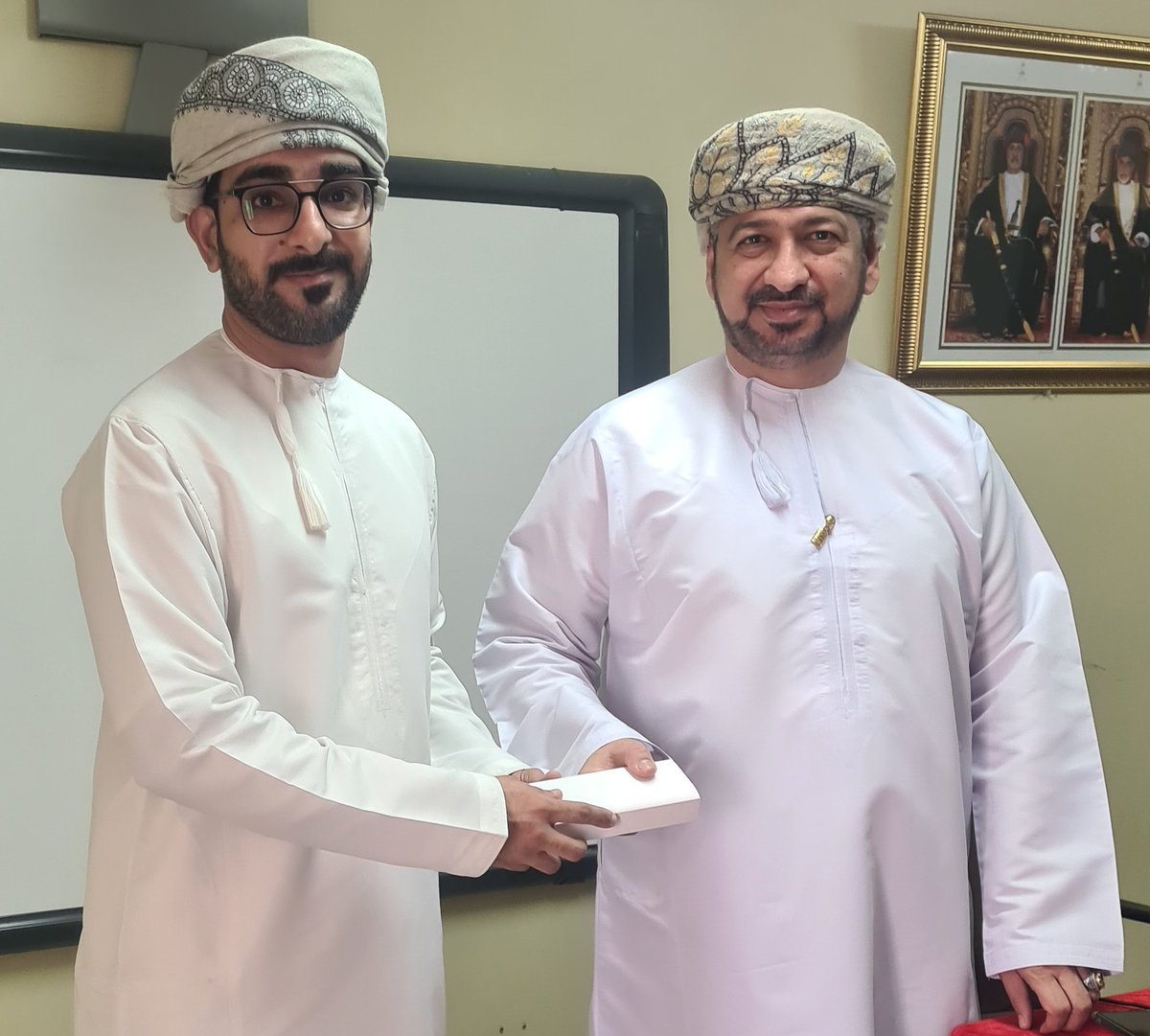 EduGovSbt3311's tweet photo. قام الأستاذ/علي الفارسي مدير المدرسة بتكريم المعلمين المنظمين والمشاركين في مبادرة *المراجعة النهائية* بالتعاون مع اللجنة الثقافية بفريق التضامن
٢ https://t.co/PTz5NC1XUy