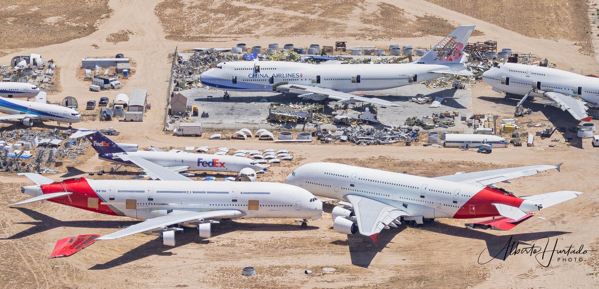 The end of the line for proud quads - @Qantas #A380 and some 747-400s at VCV this week 🥲 credit Alberto Hurtado #avgeek