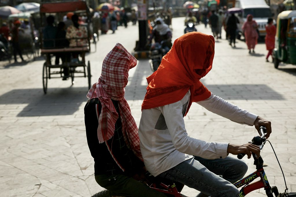 AJEnglish's tweet photo. India reports first heat-related death of 2024 after a labourer dies of heatstroke in New Delhi as parts of the city reach 52.9 degrees Celsius (127.22F) https://t.co/txecboxZ0t https://t.co/YMYEA3sCsZ