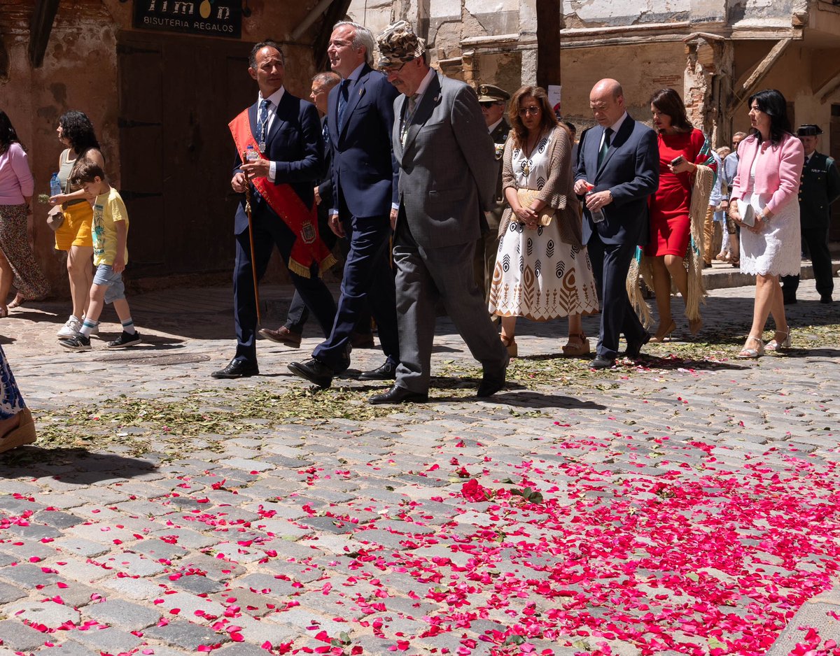 El Corpus Christi de Daroca fue declarado Fiesta de Interés Turístico de Aragón en 2006. Hoy hemos acompañado a los darocenses en el día grande de su fiesta, hemos participado en su misa y su procesión y disfrutado de su ambiente, sus flores y su gente.