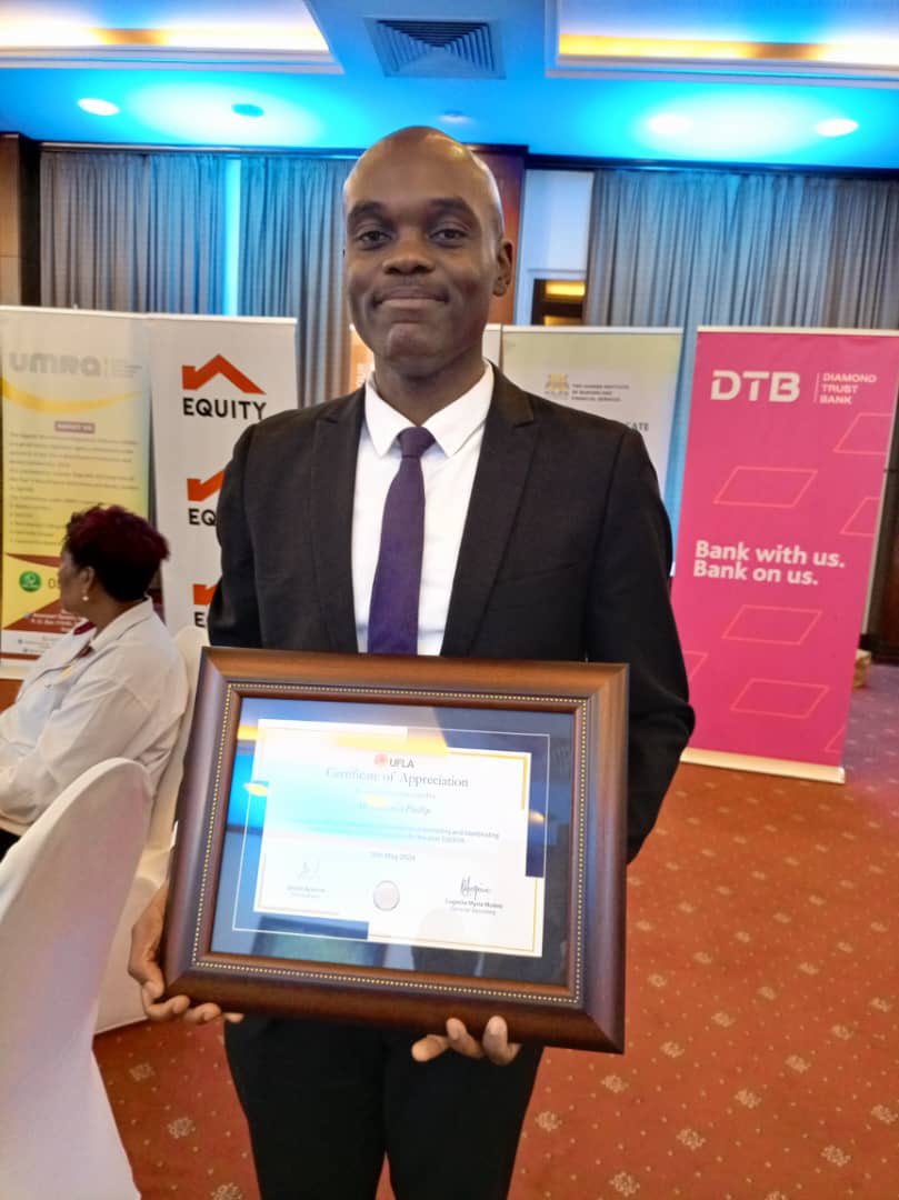 Earlier today, Phillip Kiryowa Financial Literacy Trainer - @UgEquityBank awarded for his work by Uganda Financial Literacy Association (UFLA) 

#EquityBankUganda #FinancialLiteracy