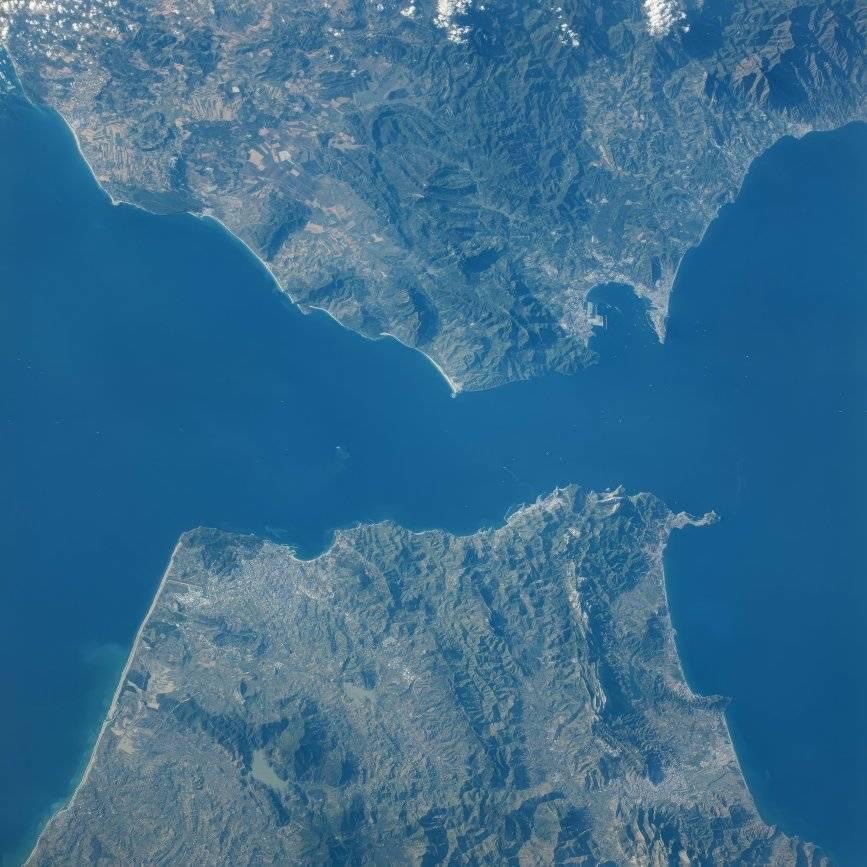 Este é o Estreito de Gibraltar visto do Espaço, onde a Europa e a África se encontram, e o Mar Mediterrâneo se conecta com o Oceano Atlântico.