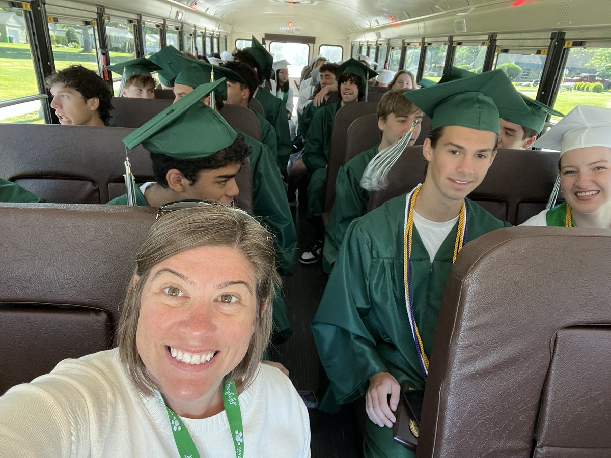 @MillridgeES your 2024 seniors are on their way for their final clap out 💚 @Mayfield_HS