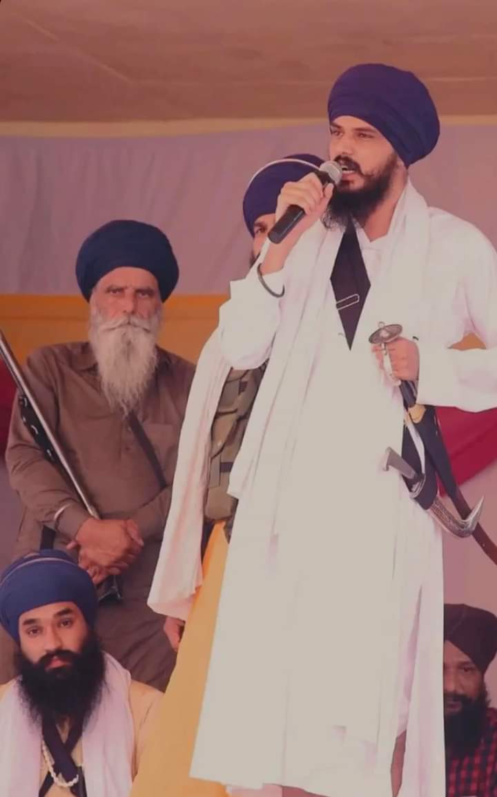 ਦੁਸ਼ਮਣ ਦੀ ਹਿੱਕ ਤੇ, ਝੰਡਾ ਜਿੱਤ ਦਾ ਗੱਡ ਦਿਓ
ਸਿੱਖ ਕੌਮ ਜਾਗਦੀ ਐ, ਦਿੱਲੀ ਤੱਕ ਦੱਸ ਦਿਓ"
#ਚੜ੍ਹਦੀਕਲਾ🙏