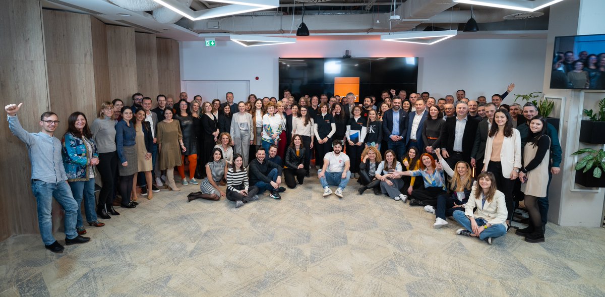 👏We are ONE. Today we announced the completion of the merger between Orange Romania &amp; Orange Romania Communications➡️bit.ly/3yGqqkn
A joint effort for which I must thank the <a href="/orange/">Orange</a> Group teams led by <a href="/Cheydema/">Christel Heydemann</a> &amp; <a href="/mno_jl/">Mari-Noëlle Jégo-L</a>, <a href="/Liudmila_Climoc/">Liudmila Climoc</a>, local teams &amp; our customers.