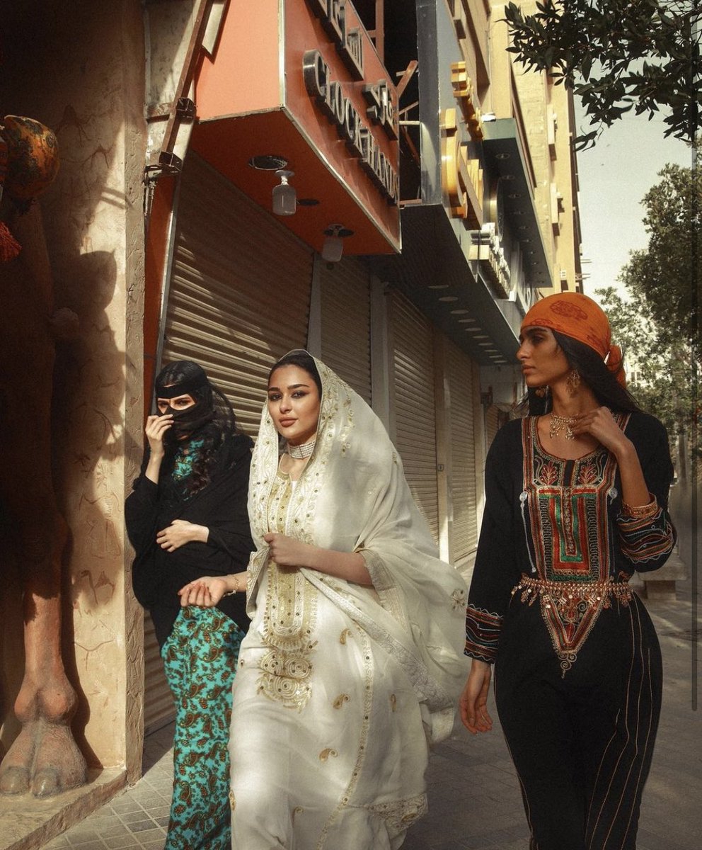 #پژواک_فرهنگ | بر لبه‌ی سنت و تجدد.

لباس‌های سنتی عربستان سعودی، از طراح وعد التركى.