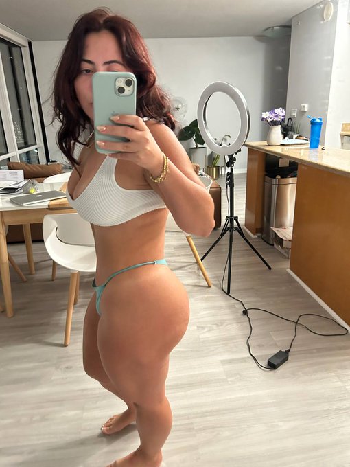 would someone please come spank me?🥵 https://t.co/OdN46ehE6Q