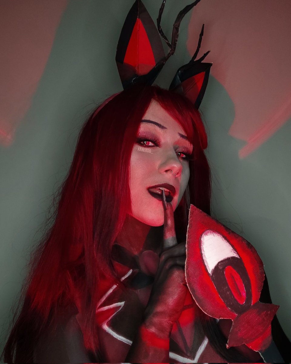 𖦹🎙️ƬӇЄ ƦƛƊƖƠ ƊЄMƠƝ🎙️𖦹

'Smile, my dear! You know, you're never fully dressed without one!'

𝐈𝐠: xanekoo_

#HazbinHotel #alastor #hazbinhotelcosplay #alastorcosplay #makeup #bodypainting #makeupartist