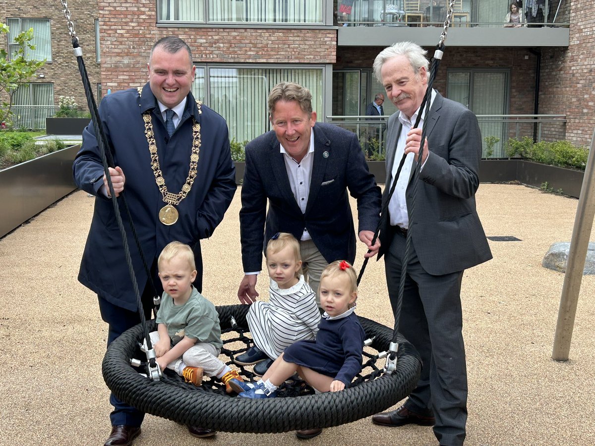 Brilliant to be out with @RespondHousing in Eleanora Court where alongside @DubCityCouncil & with support of @DeptHousingIRL 153 new top quality homes have been delivered. Fantastic to meet so many new residents. #HousingforAll