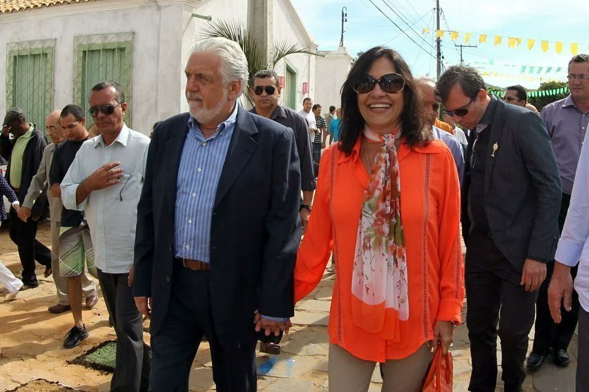 jaqueswagner's tweet photo. Hoje o #tbt é de 10 anos atrás, quando Fatinha e eu participamos das celebrações de Corpus Christi no município de #RioDeContas, na #ChapadaDiamantina. A diversidade das tradições religiosas é um grande valor da cultura brasileira. Por isso, devemos respeitar todas as expressões da fé, todos os credos religiosos e pregar a cultura da paz. Um bom feriado a todos os baianos e baianas! #Wagner #SenadorDaBahia 📸 Manu Dias/GOVBA