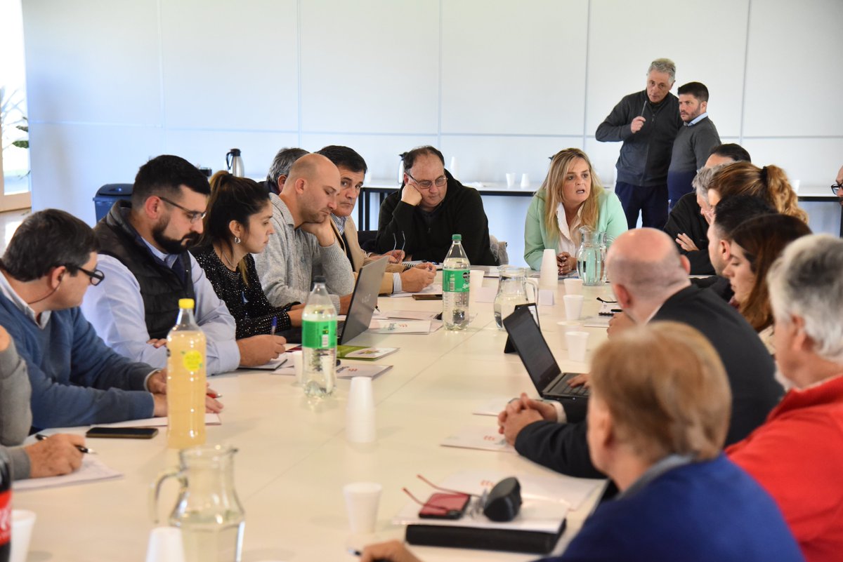ConinagroSF's tweet image. Por @coninagrosf participaron @laurabllopi (Educación) 👩‍🏫, Daniel Stechina (Justicia y Seguridad) 👨‍⚖️, y @emiduran (Producción, Trabajo e Innovación) 👨‍💼🔧.
#SomosConinagro
