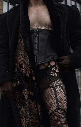 Как много всего можно найти в тайных лавках. Деньги открывают почти все дороги.