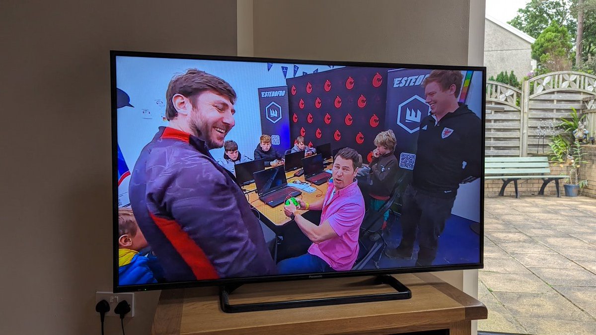 Casually sitting down to watch TV when you come across @JohnJackson750 from @EsportsWales on @S4C showcasing #RocketLeague at @EisteddfodUrdd Great TV! 🏴󠁧󠁢󠁷󠁬󠁳󠁿 #urdd2024 #esports