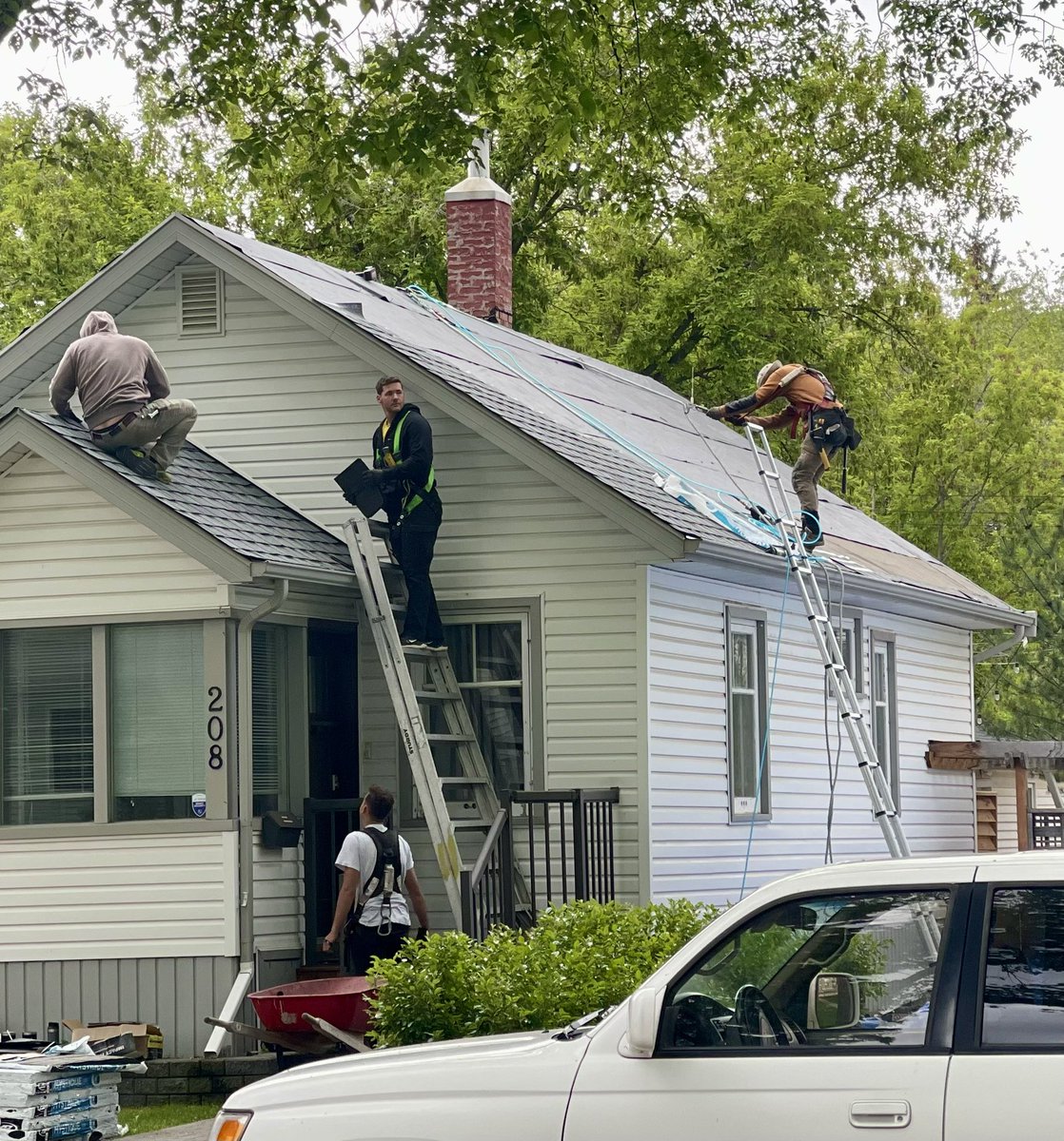 Roofers racing the rain in Saskatoon.  intermittent showers today with a high of 16°C. Getting windy before noon and staying that way until Friday. Hold on tight to those umbrellas!  ☔️ #yxe #MaryPoppins