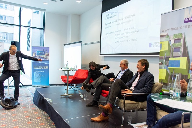 Kdysi jsem dělal produkčního na konferenci, kde vystupoval David Černý.

Dorazil pozdě, do sálu přijel na jednokolce, rozbil si u toho držku, pak se rozvalil v křesle a bez přípravy začal mluvit. Distingovaná šéfka z toho byla na prášky.

A ve finále byl ze všech řečníků nejlepší