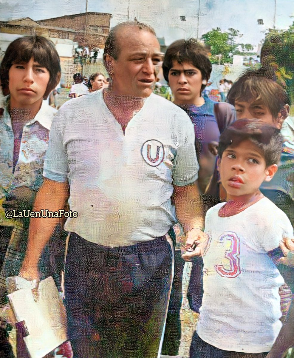 📸 Llegar al 'Lolo' en los años 70 y ver a LOLO FERNÁNDEZ entrenar a las divisiones menores de la U debe haber sido todo un lujo.

#ElMesDeLOLO
