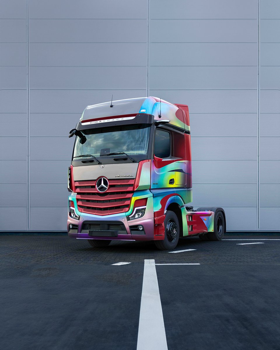 This Actros L ShowTruck catches the eye with its unusual appearance. 🎨🚛 The unique graphics and holographic foil refer to the future and the transformations that lie ahead in the truck world.

How do you like this livery?

#DaimlerTruck #ActrosL #ShowTruck