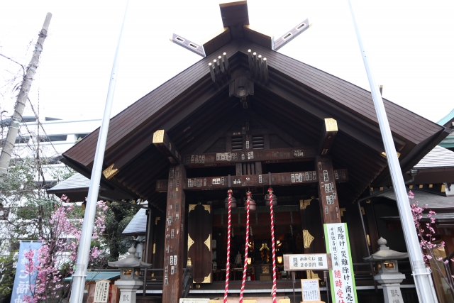 【波除神社】
「開運」のパワースポットです
さまざまな波を乗り切って開運
築地一帯の埋立て工事が波浪により難航を極めた際に、海中に漂う稲荷明神のご神体を祀ったところ波浪がピタリとおさまり工事が順調に進んだと伝わっています。そのことから、災難を除き、波を乗り切るとして、災難除・厄除・