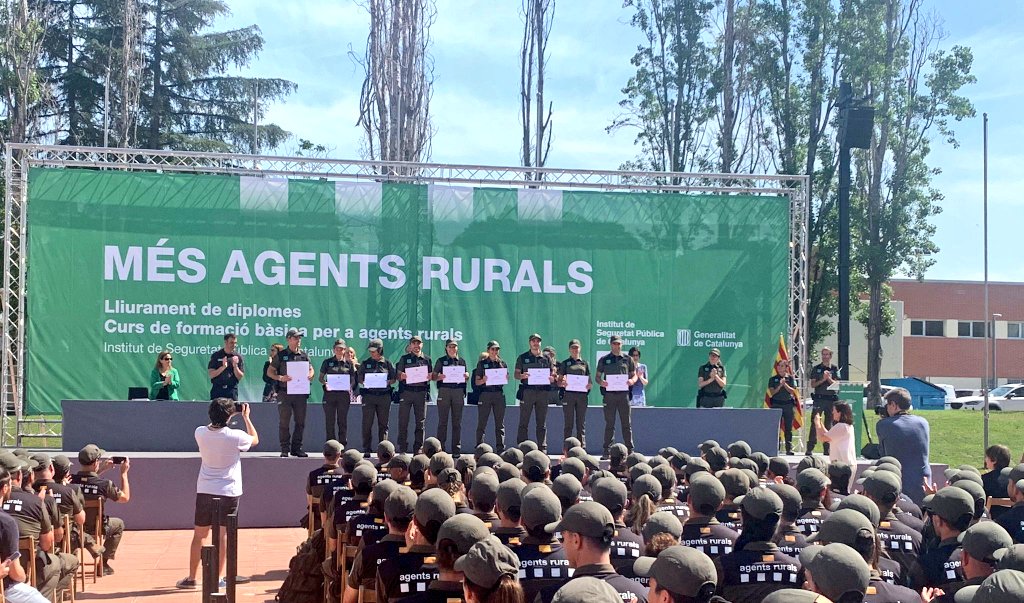 JosepRallo's tweet photo. Avui dia de graduació, un dia per recordar! Tanquem una etapa més dins el procés, curs exigent, amb grans professionals que ens han format i motivat a diari. Coneixent nous companys i fent una gran família amb tot el grup!  Encetem una nova etapa amb il·lusió i ganes de créixer. https://t.co/t4n575MpfV