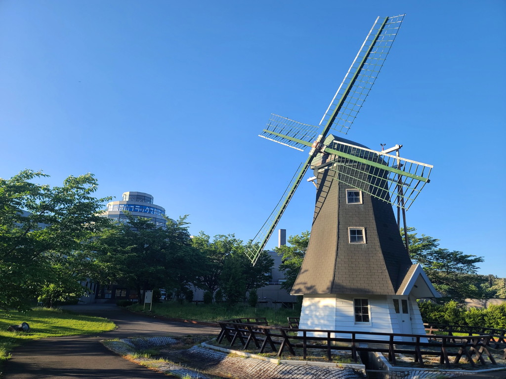 郡山ユラックス熱海の中庭には巨大なオランダ風車が建てられていました。明治時代に郡山を発展させた安積疏水開削事業にオランダ人の土木工師が欧州の進んだ土木技術で指導を行ったことがキッカケでブルメン市と姉妹都市盟約が結ばれ、昭和になって友好のシンボルとして作られた風車だそうです。