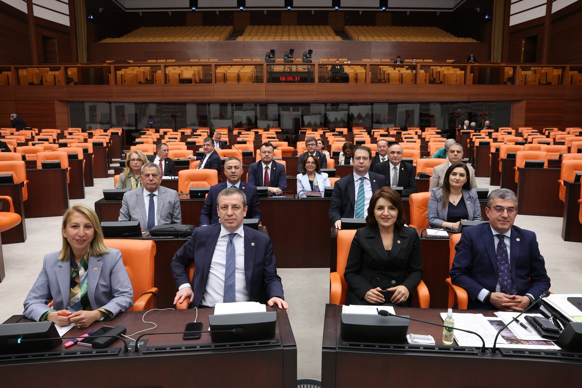 Cumhuriyet Halk Partisi sadece siyasi bir parti değil köklü ve büyük bir ailedir. Hep daha iyisinin olmasını isteyen,Mustafa Kemal Atatürk'ün bize gösterdiği muasır medeniyetler seviyesine ulaşmak için verdiğimiz mücadeledir! Cumhuriyet Halk Partisi Baba evidir! Cumhuriyet Halk