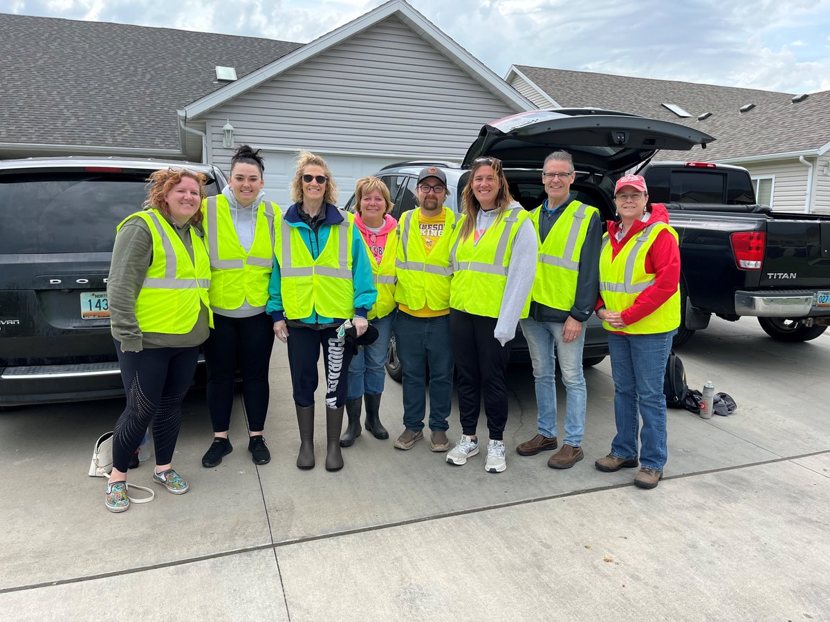 This lovely crew is heading out to do some ditch clean-up this morning.
If you are driving between Mapleton and Casselton give them a honk and a wave as you drive by!