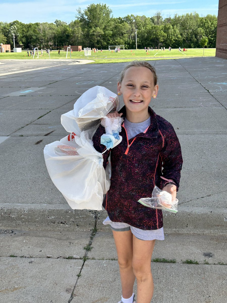 MrOppegard's tweet photo. We finally had a great day for the egg drop!  Students did an amazing job!  Thanks to Mr. Kiel and Mrs. Stolp for helping!  #mckinleystrong https://t.co/oE3VEmo7Lw