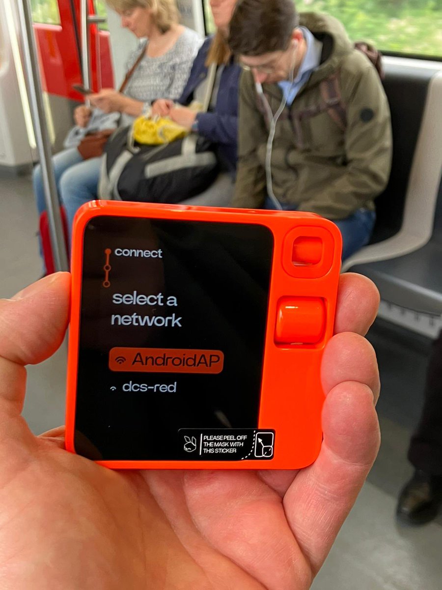 svenfase's tweet photo. Welkom Rabbit r1! Eindelijk de meest gehypte AI-gadget in huis 😉 De komende dagen ga ik zelf eens bekijken of het nu een Top of Flop is? Wat denk jij? Heb jij de r1 ook al in huis? Of heb je iets wat ik voor je kan uitproberen? Laat het achter in de comments. https://t.co/F0SqmXgUeU