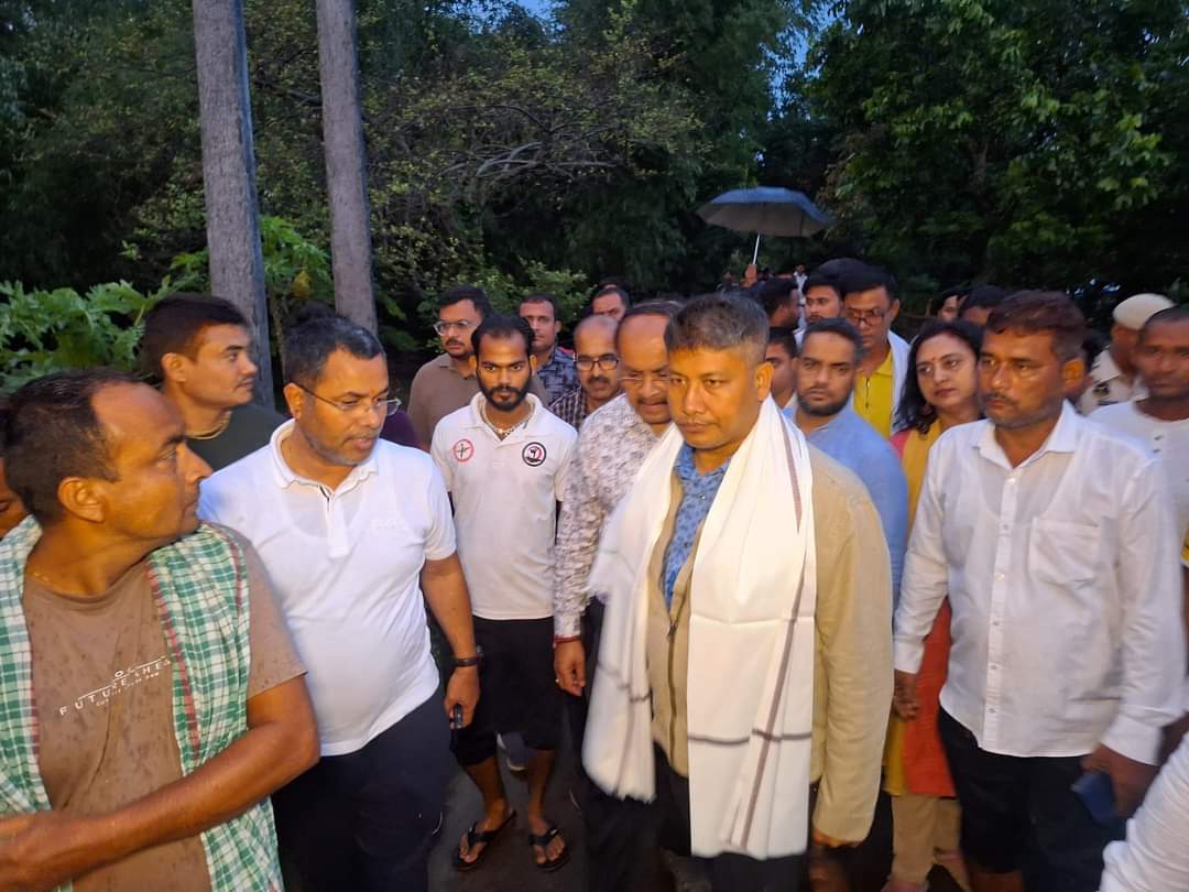 KPaulAssam's tweet photo. Shri @Pijush_hazarika Ji , the esteemed Minister of the Water Resources Department and etc of the Government of Assam, visited the flood-affected areas in the Patharkandi LAC today in the presence of Departmental authorities of WR Departmemt. 
(1/2)
@himantabiswa https://t.co/oDVvUcQ39z
