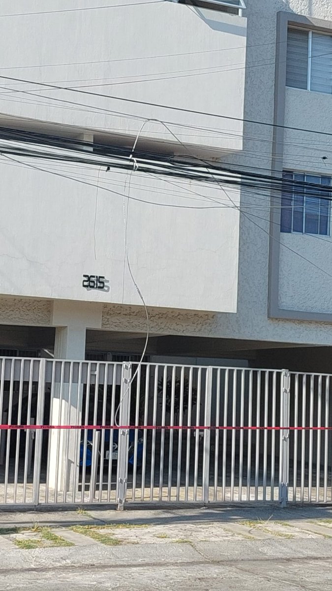 ColonosBosques's tweet photo. @CFE_Contigo @CFEmx solicitamos apoyo urgente, para reparar cable colgando con energia, pues es un peligro para los peatones, en la Col. Bosques de la Victoria, específicamente en la calle Barlovento, entre litoral y peninsula. Reportes previos X1514537551,X1514541636 https://t.co/S4bFRqFSsn