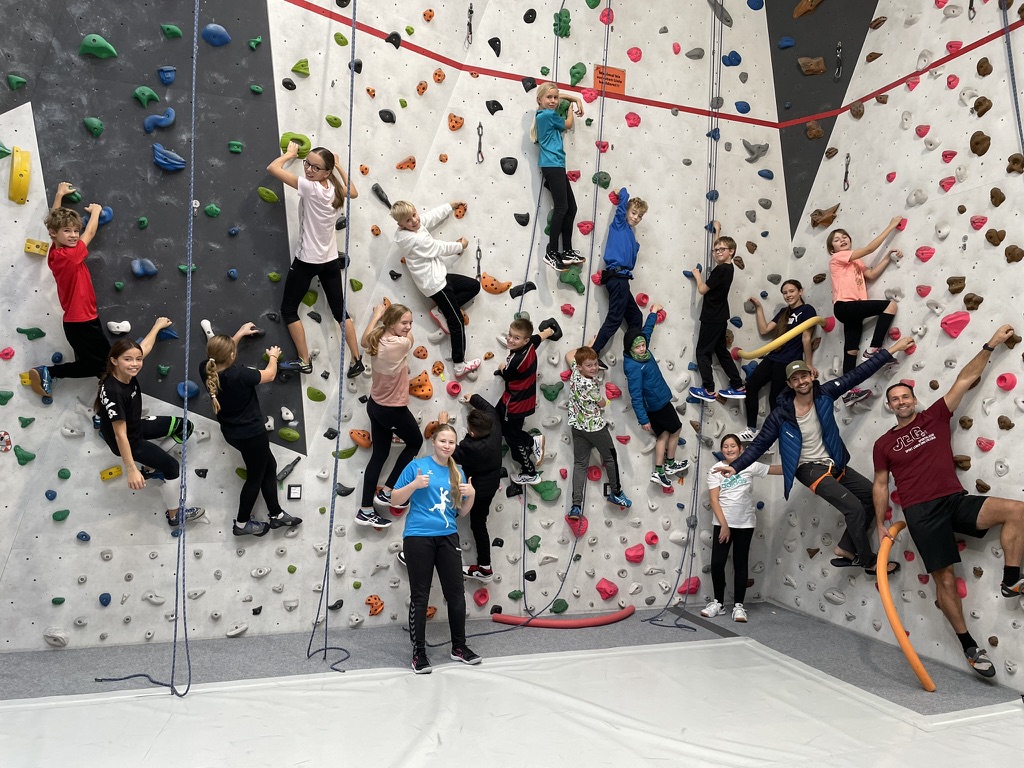 VFS-Mitglied Yvonne Wagner sprach für die <a href="/DOSB/">DOSB</a>-Presse mit Sportlehrer Bernd Gehring über ein besonderes #Schulsportkonzept von dem die ganze Schulgemeinde des Julius-Echter-Gymnasiums (JEG) in Elsenfeld profitiert: vereinfrankfurtersportpresse.de/post/schulspor…
<a href="/KM_Bayern/">Kultusministerium Bayern</a>  <a href="/SchuleHessen/">Ministerium für Kultus, Bildung und Chancen</a> Foto: JEG
