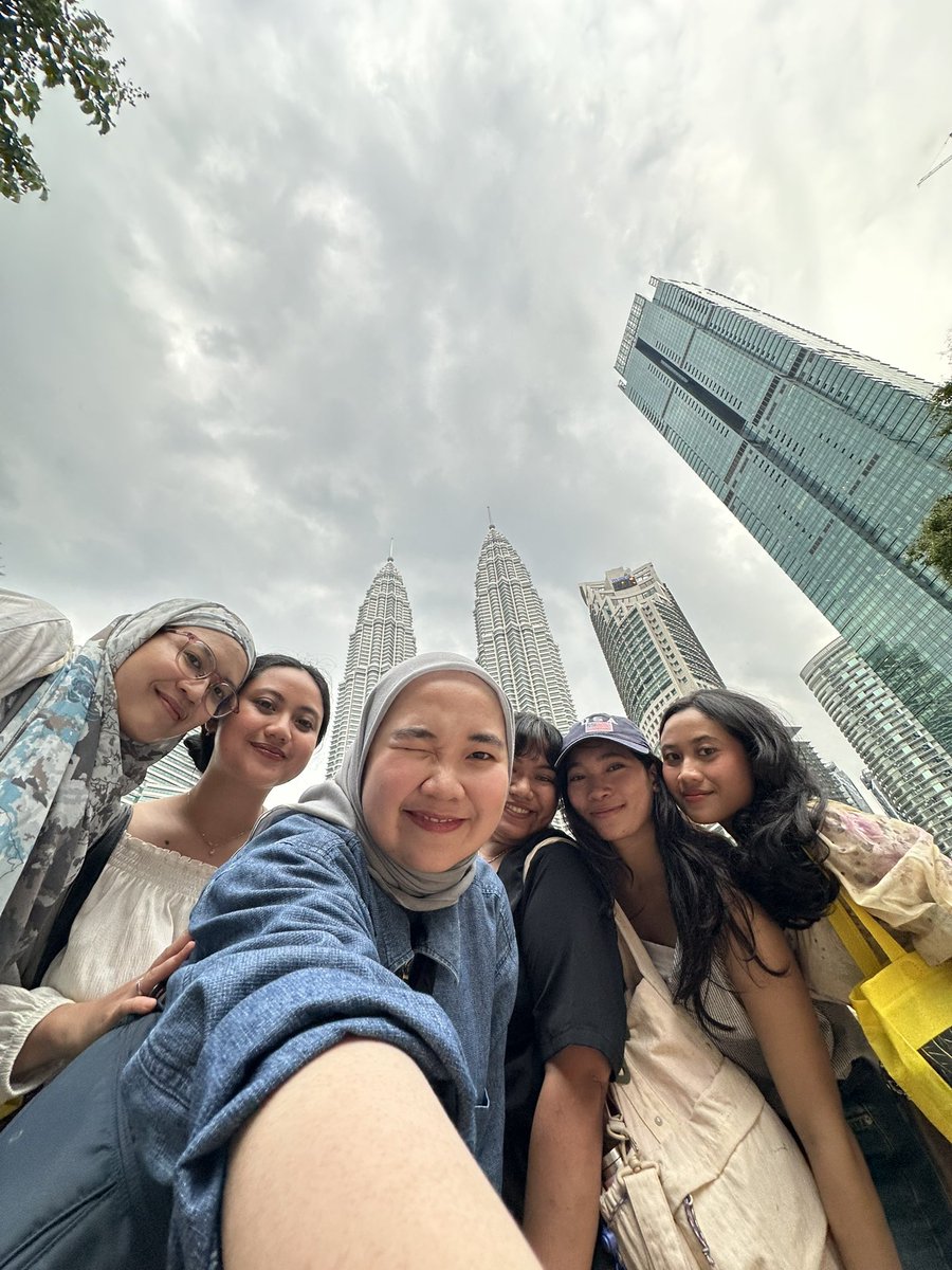 echadesya's tweet photo. kl-sg trip with highschool sweethearts ⭐️🤍✨💖 https://t.co/isyrBNu02u