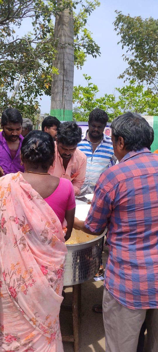 TVKHQ_Chennai's tweet photo. தலைவர் @actorvijay அவர்களின் சொல்லுக்கிணங்க,

#மே-28 உலக பட்டினி தினத்தை முன்னிட்டு!

• #சென்னைபுறநகர் மாவட்ட 
#செம்மஞ்சேரி 200-வது வட்ட கிளை தமிழக வெற்றிக் கழகம் சார்பாக, அன்னதானம் வழங்கப்பட்டது.

#சோழிங்கநல்லூர்தொகுதி 
#TVK #தமிழகவெற்றிக்கழகம்‌ #ThalapathyVijay #TVKParty https://t.co/RXPmhHHaAR